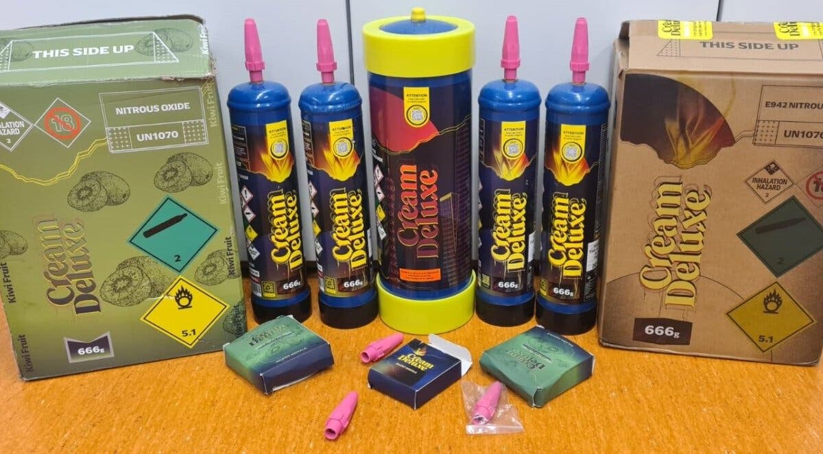 Incautan 15 bombonas en Coslada del «gas de la risa», la droga de moda entre los jóvenes 