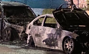 Arden tres vehículos de madrugada en una calle de Alovera