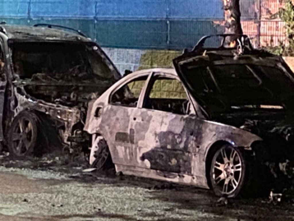 Arden tres vehículos de madrugada en una calle de Alovera