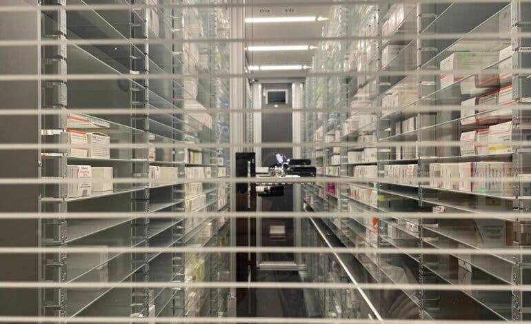 Así funciona el nuevo robot de Farmacia del Hospital de Alcalá que ha dispensado ya más de dos millones de medicamentos  