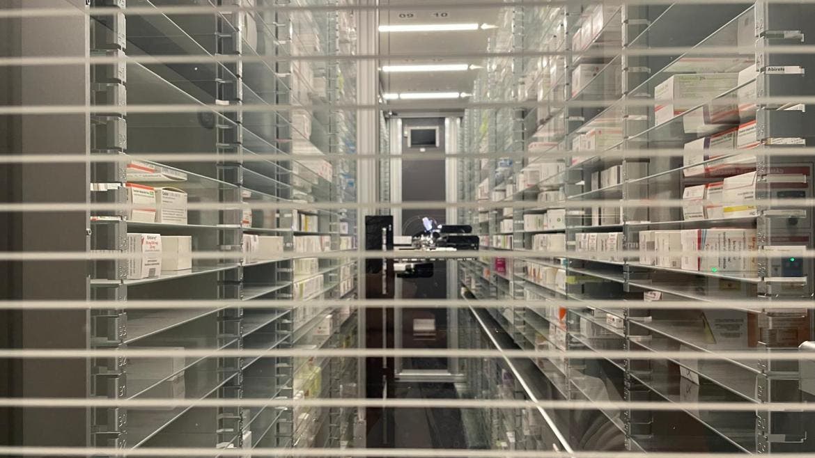 Así funciona el nuevo robot de Farmacia del Hospital de Alcalá que ha dispensado ya más de dos millones de medicamentos  
