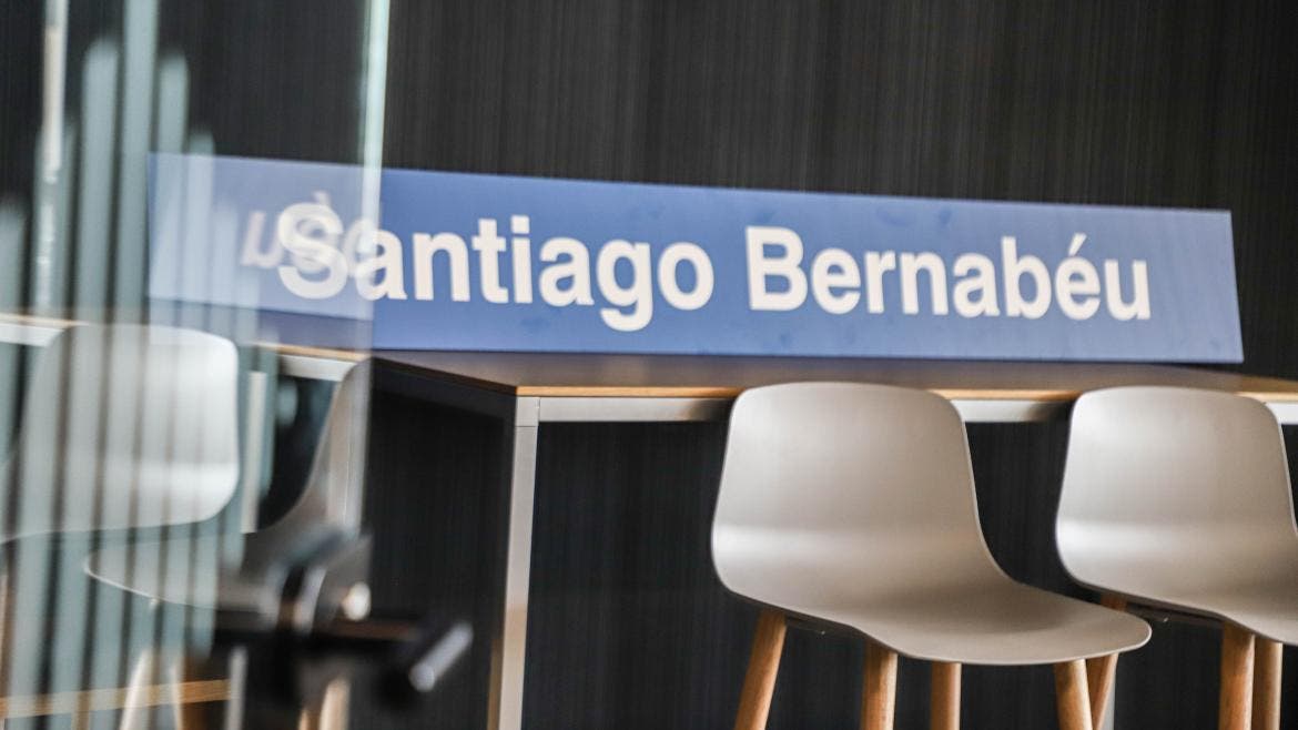 Metro pone a la venta carteles con los nombres de los estadios de Madrid 