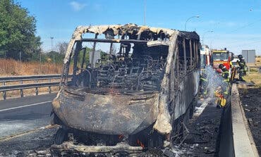 Un minibús sin pasajeros sale ardiendo en la A-4