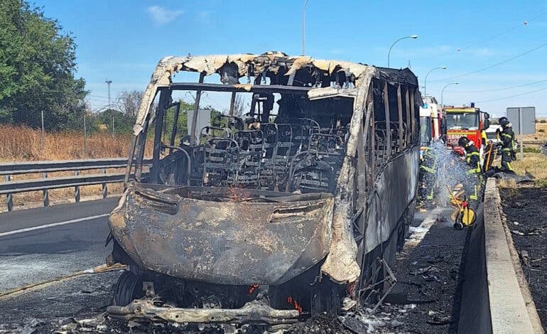 Un minibús sin pasajeros sale ardiendo en la A-4