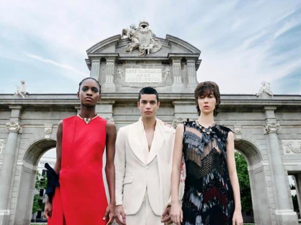 La moda toma este sábado la Puerta de Alcalá de Madrid con un gran desfile con 50 modelos y 28 diseñadores 