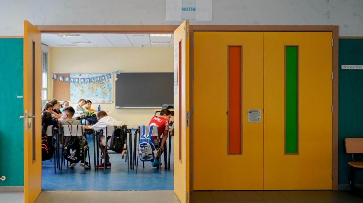 La Comunidad de Madrid inicia el curso escolar con récord de docentes, becas y alumnos