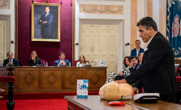 24 farmacias de Alcalá de Henares contarán con un desfibrilador 