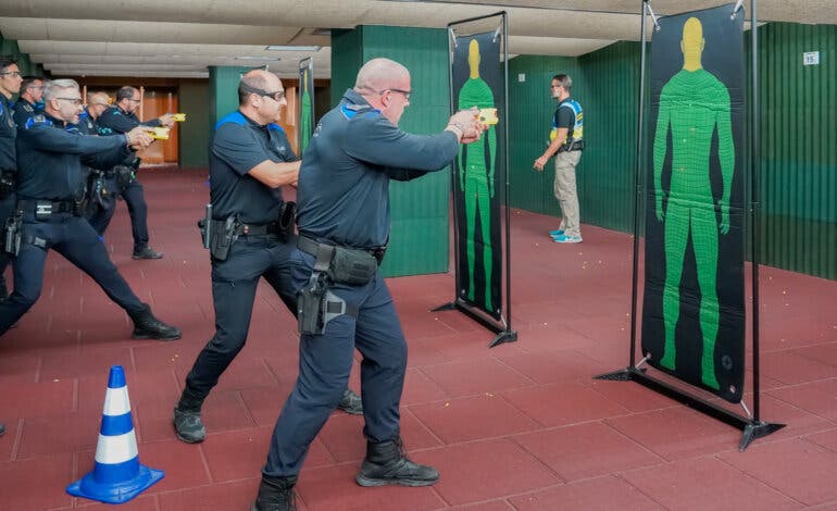 Torrejón acoge un curso para la formación de policías como instructores de pistolas taser 