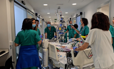 El delicado traslado de un niño crítico conectado a un pulmón artificial en un hospital de Madrid 