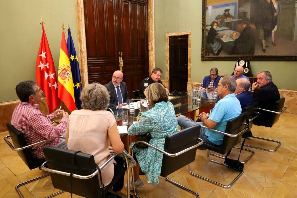 El delegado del Gobierno anuncia que se intensificará la presencia policial en San Blas 