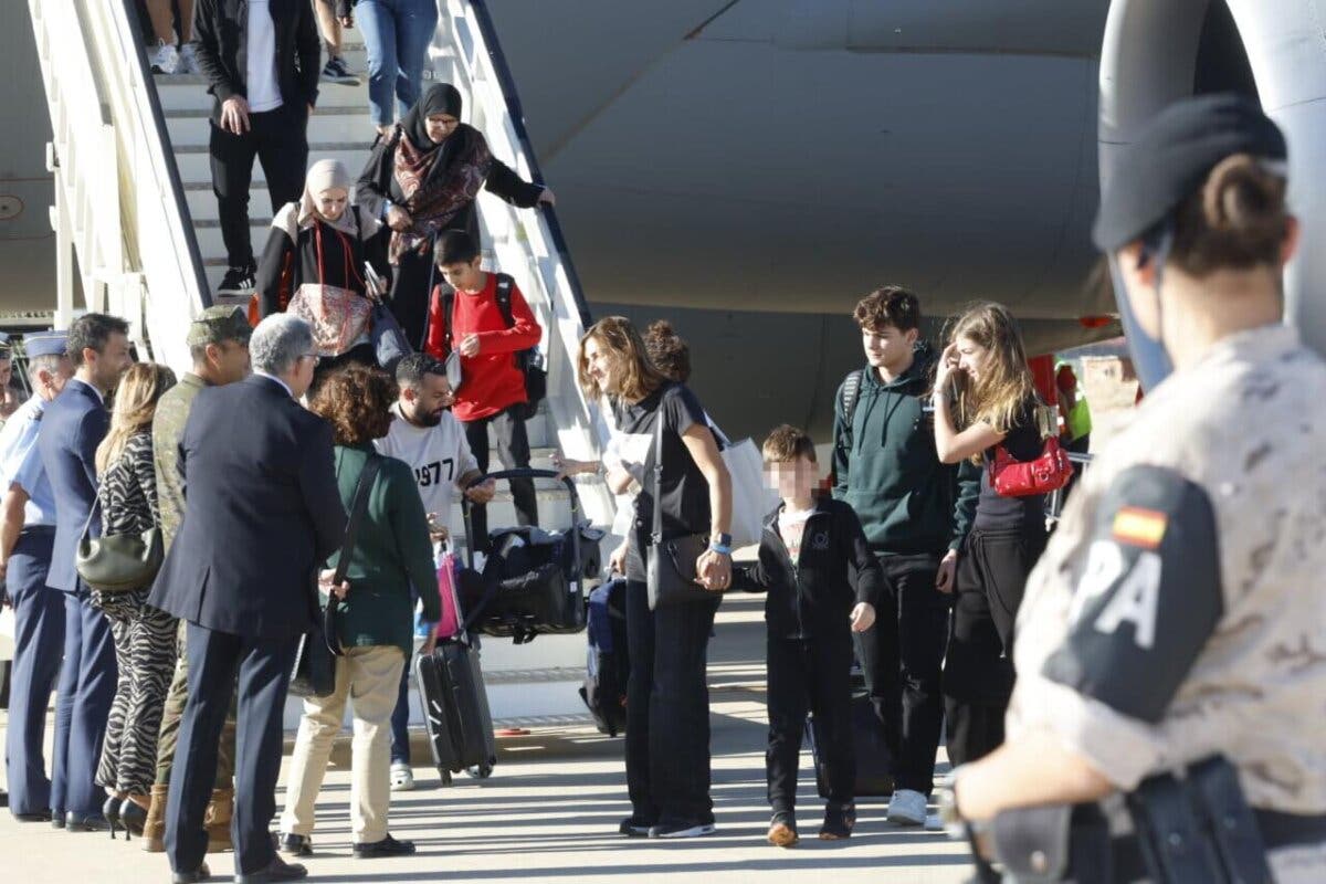 Llega a Torrejón el primer avión con 200 españoles evacuados de Líbano 