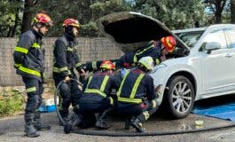 Aparatoso rescate de una gata atrapada en el motor de un coche en Boadilla