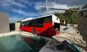 Un autobús urbano de Alcalá de Henares se estrella contra unas viviendas en construcción