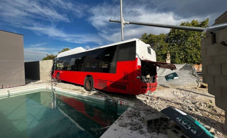 Un autobús urbano de Alcalá de Henares se estrella contra unas viviendas en construcción