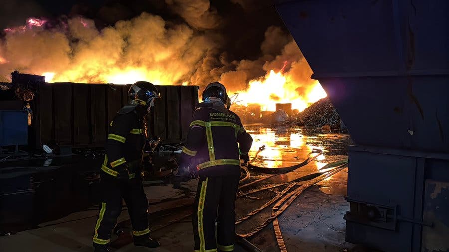 Controlado un incendio en una planta de reciclaje de Arganda