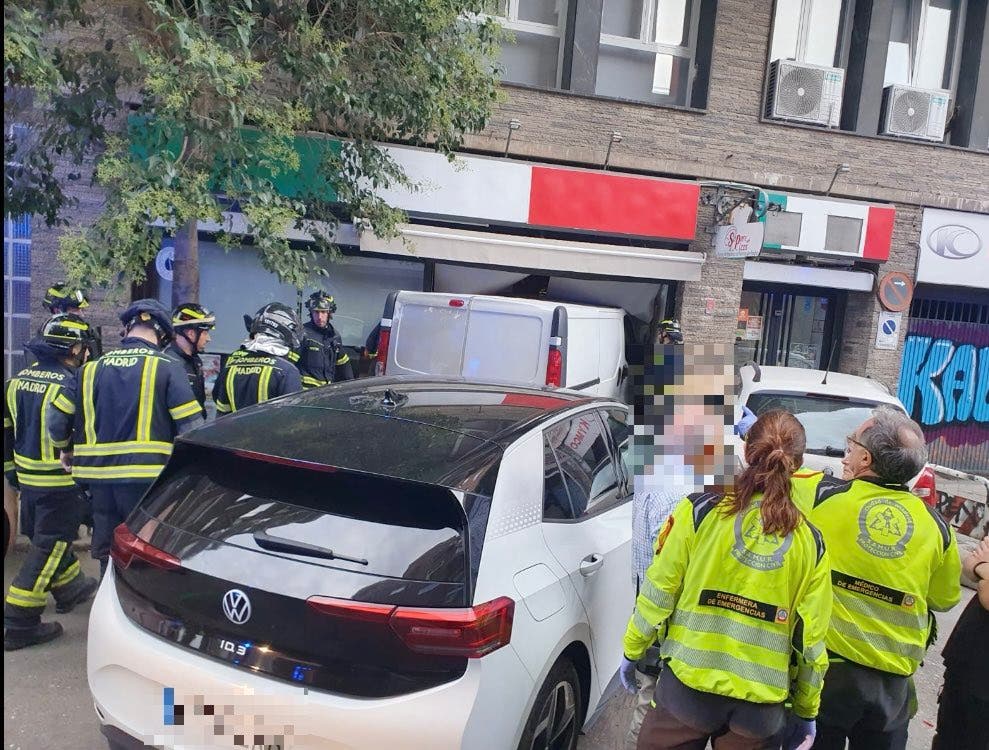 Una furgoneta se empotra contra una pizzería en Madrid tras ser golpeada por otro vehículo