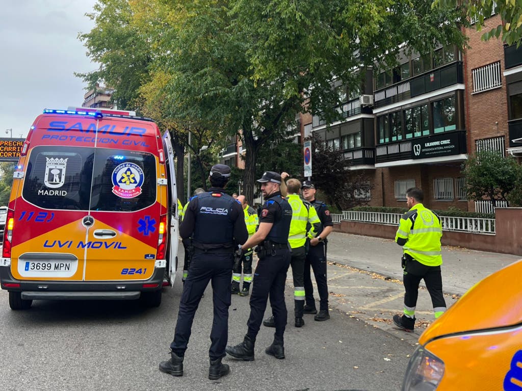 Dos heridos en una colisión entre un coche y una moto en Madrid
