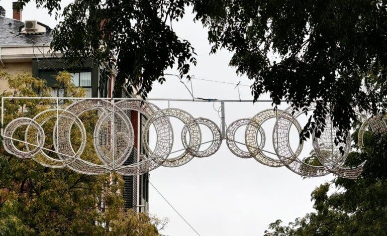 Torrejón comienza a instalar la iluminación navideña en las calles de la ciudad