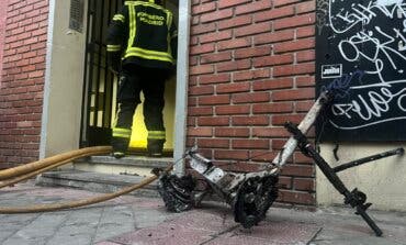 17 atendidos por inhalación de humo en un incendio provocado por un patinete eléctrico en Madrid