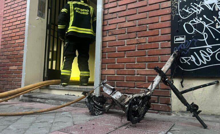 17 atendidos por inhalación de humo en un incendio provocado por un patinete eléctrico en Madrid