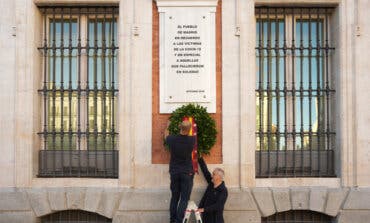 Madrid recuerda a las víctimas del COVID-19 colocando una corona de laurel en Sol