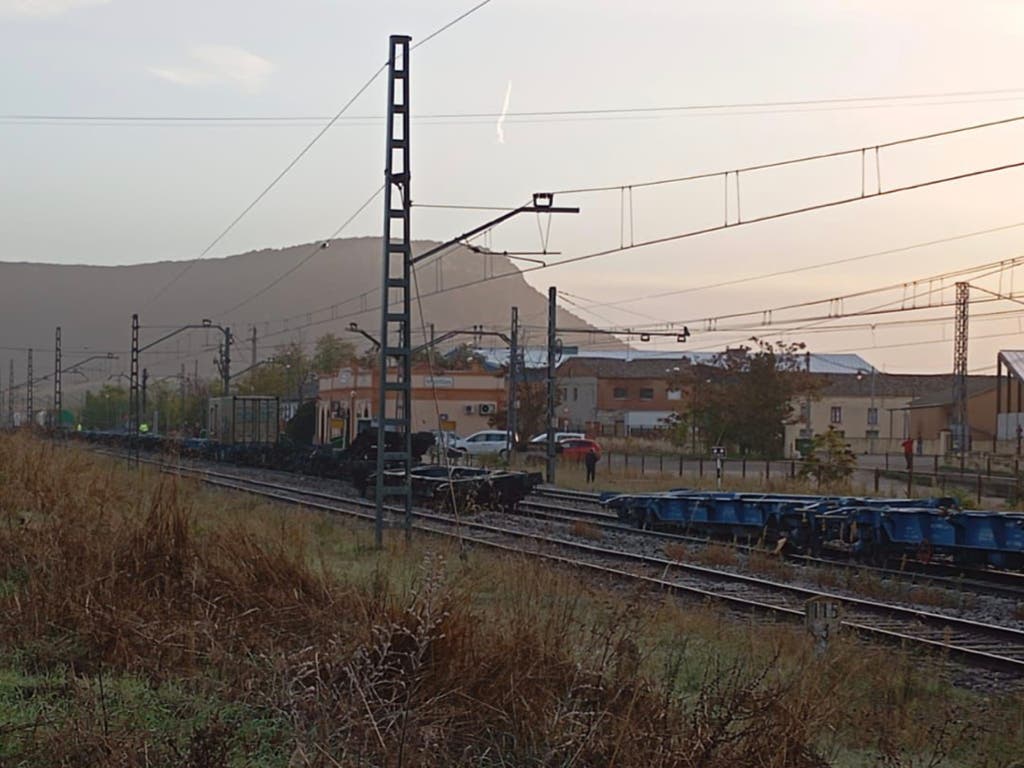 Descarrila un tren que transportaba mercancía peligrosa en Guadalajara sin causar heridos