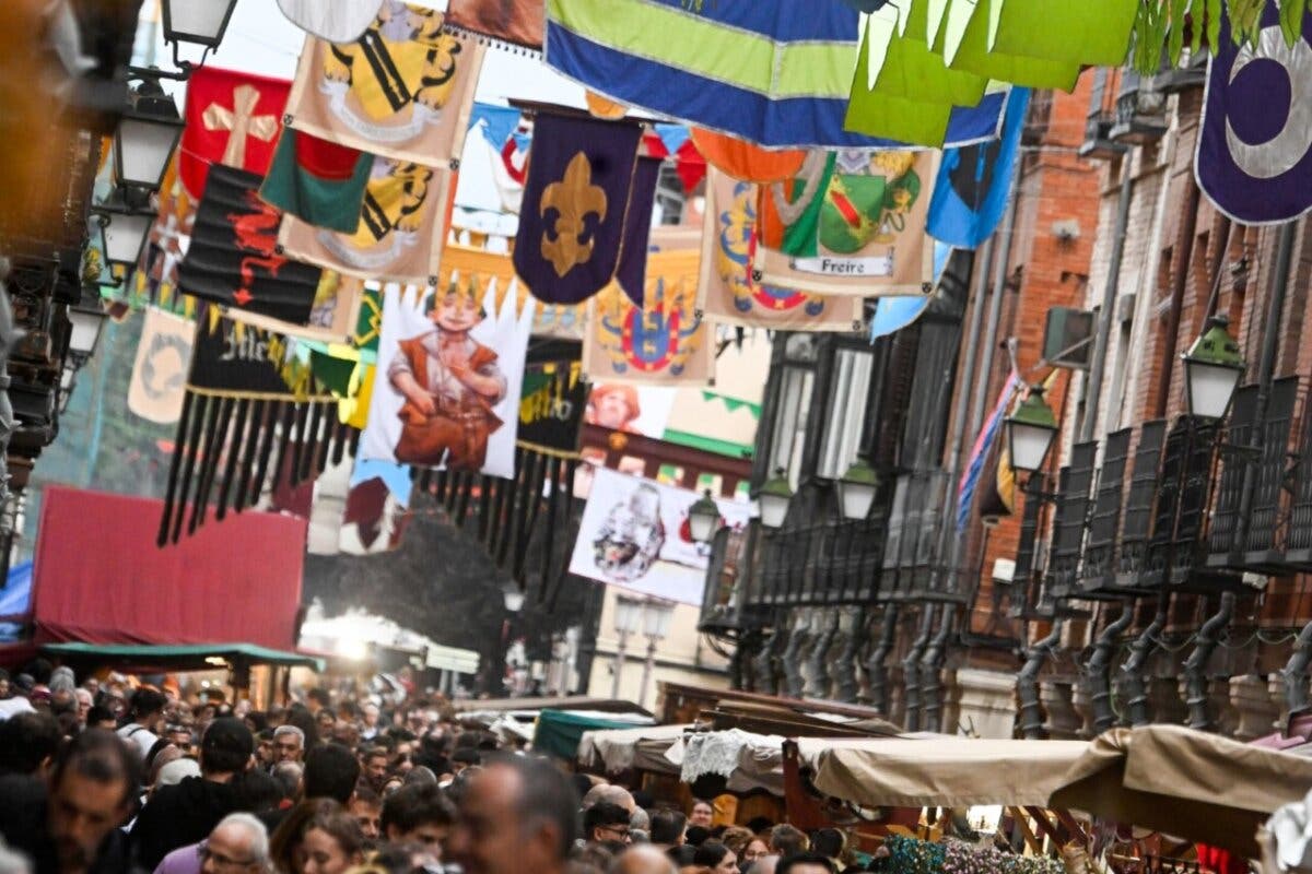 Bajan a la mitad las visitas al Mercado Cervantino de Alcalá de Henares por la lluvia 