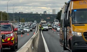 Diez heridos en una colisión entre un coche y un autobús en la A-6