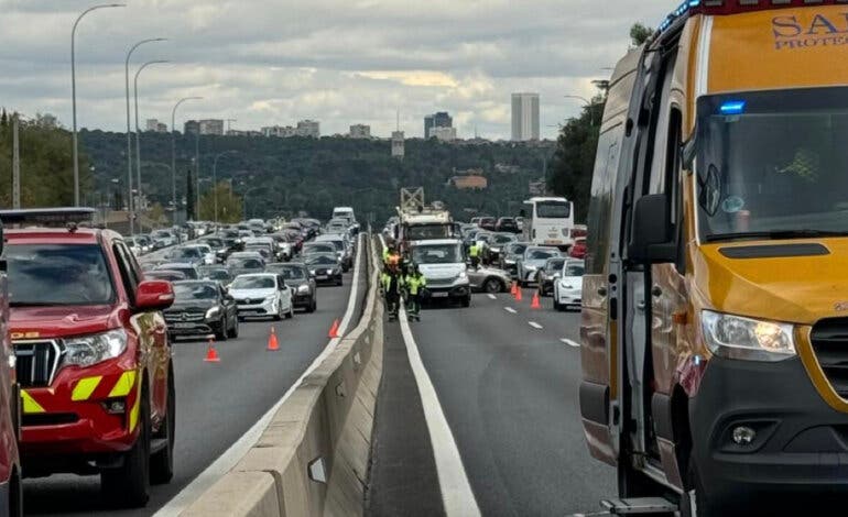 Diez heridos en una colisión entre un coche y un autobús en la A-6