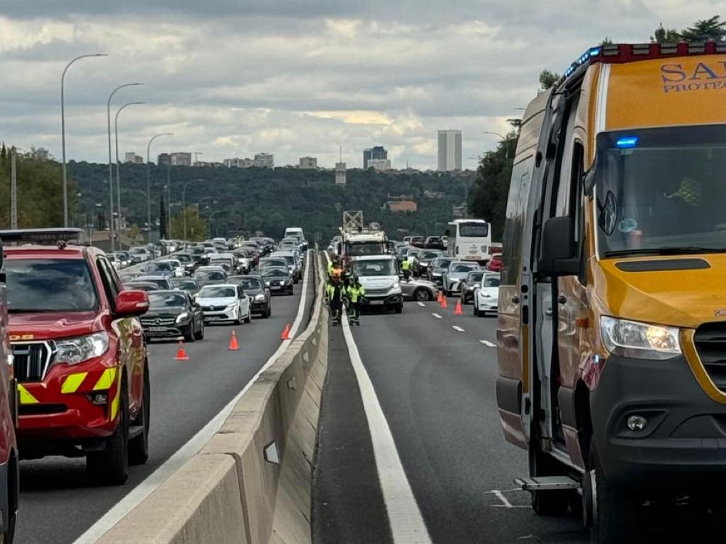 Diez heridos en una colisión entre un coche y un autobús en la A-6