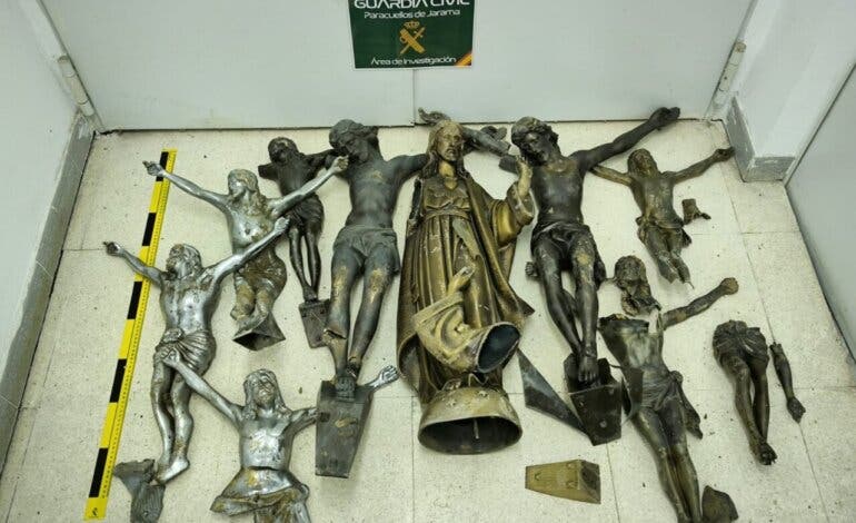 Tres detenidos por robar crucifijos en el cementerio de Paracuellos de Jarama