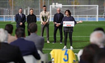 Ayuso entrega a la Selección española de fútbol el Premio Internacional del Deporte