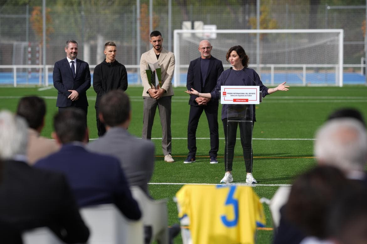 Ayuso entrega a la Selección española de fútbol el Premio Internacional del Deporte