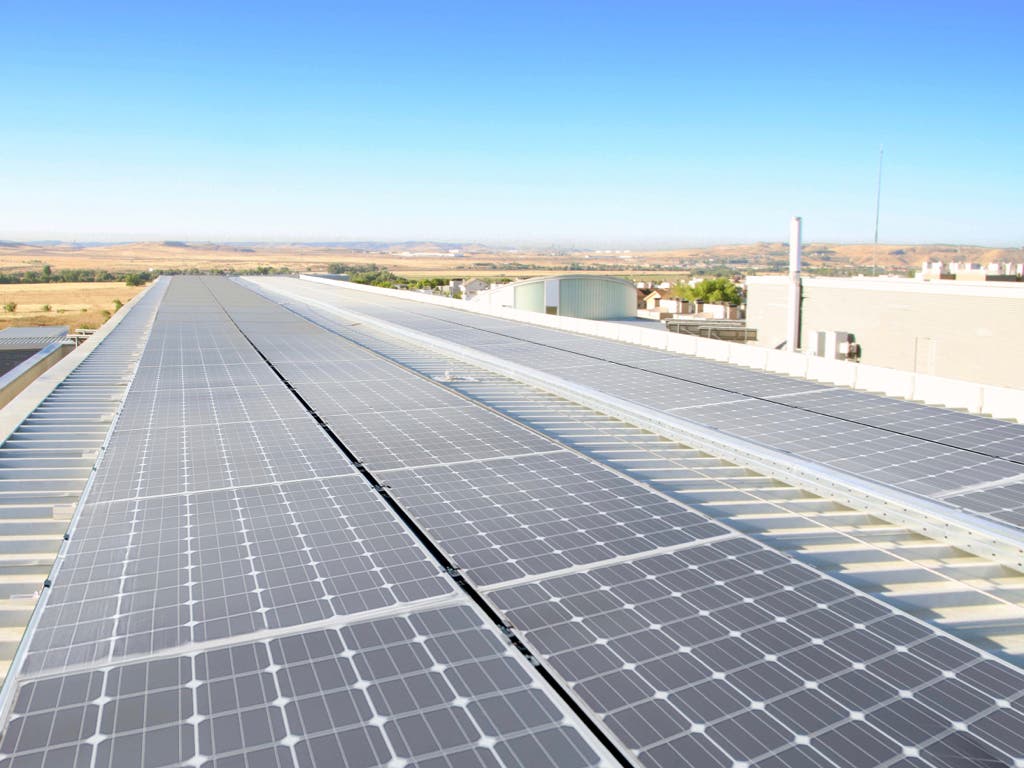 El Hospital de Torrejón instala 800 paneles solares sobre la cubierta del edificio
