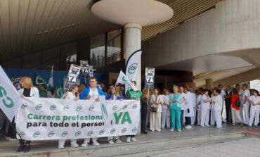 Concentración a las puertas del Hospital de Guadalajara para denunciar los «recortes» en sanidad 