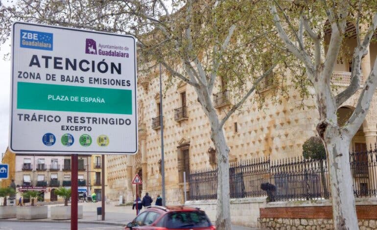 Guadalajara aplaza hasta el 1 de octubre de 2025 la entrada en pleno funcionamiento de la Zona de Bajas Emisiones