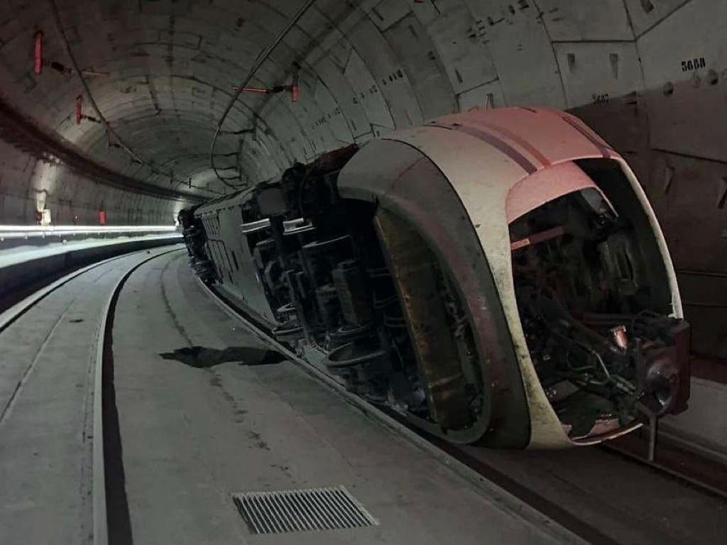 Caos en Atocha por la presencia de una persona en las vías y el descarrilamiento de un tren