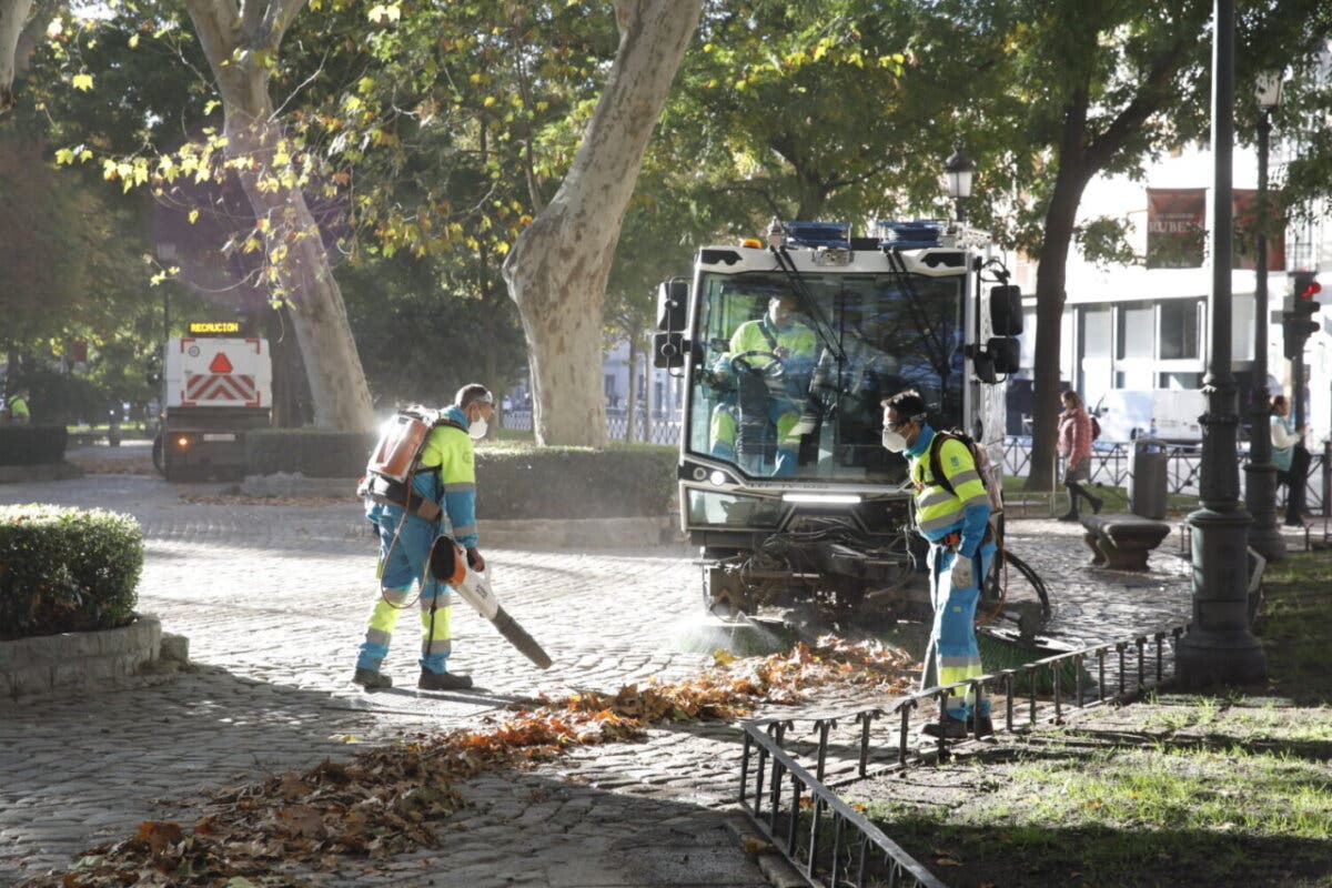 Madrid inicia la campaña de retirada de hojas en la vía pública con 2.265 operarios