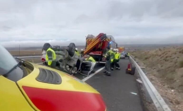 Herida grave una mujer tras volcar el coche en el que viajaba en la A-3