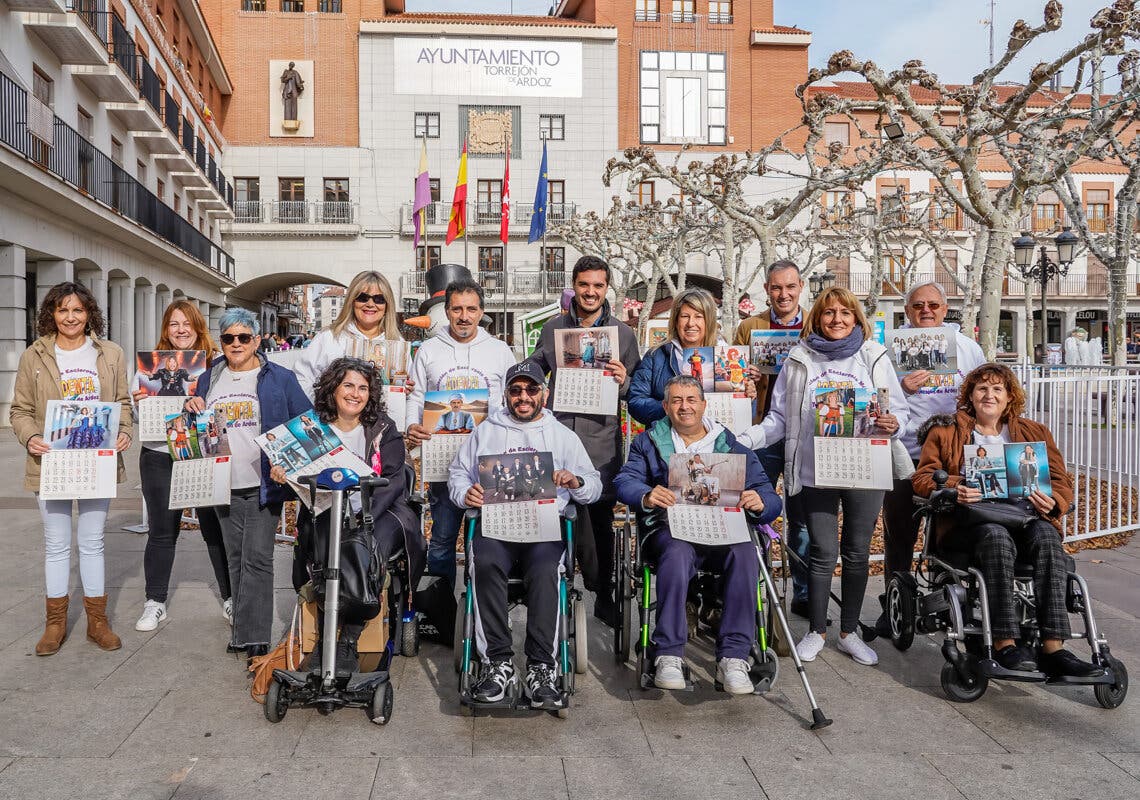 Presentado el calendario solidario de la Asociación de Esclerosis Múltiple de Torrejón