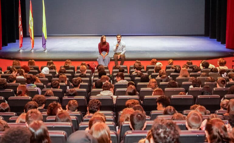 Torrejón conmemora el Día Internacional Contra la Violencia de Género con los más jóvenes 