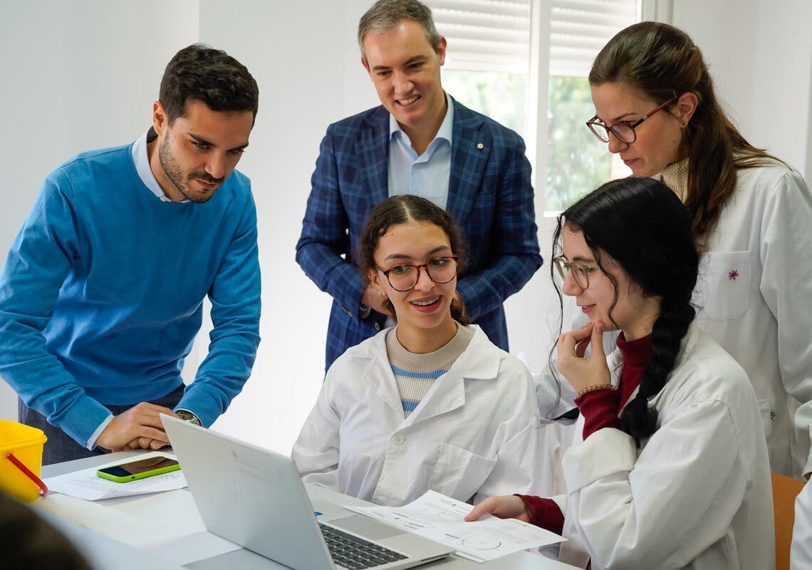 Estudiantes de Bachillerato de Torrejón aprenden a extraer material genético y a clonar ADN