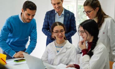 Estudiantes de Bachillerato de Torrejón aprenden a extraer material genético y a clonar ADN