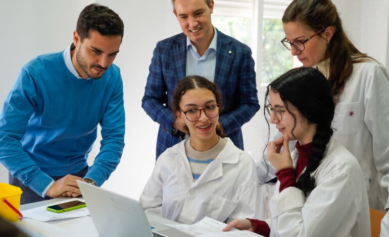 Estudiantes de Bachillerato de Torrejón aprenden a extraer material genético y a clonar ADN