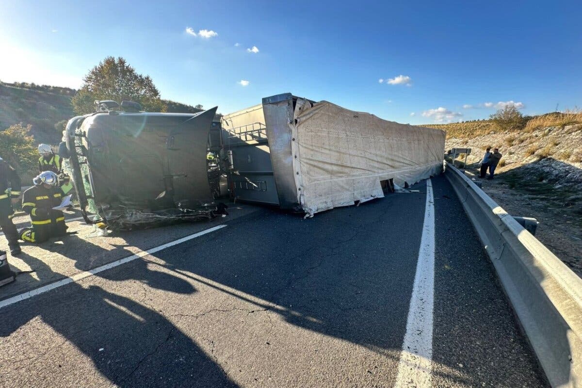 Cortada la A-3 tras volcar un camión a la altura de Perales de Tajuña