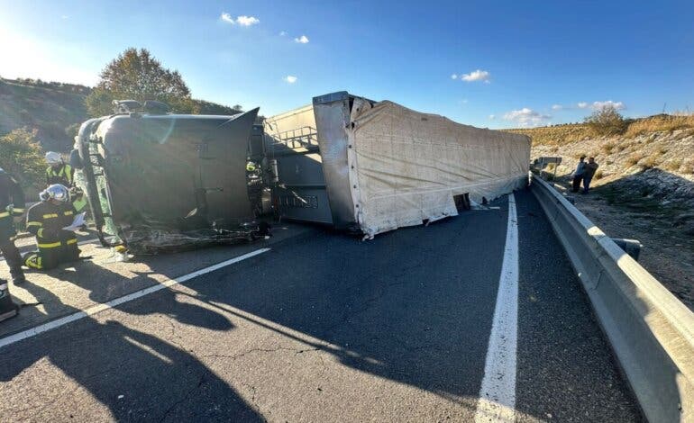 Cortada la A-3 tras volcar un camión a la altura de Perales de Tajuña