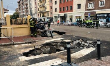 Un gran socavón se traga dos motos y varios contenedores en Madrid 