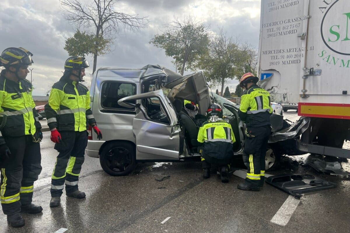 Dos heridos graves al chocar una furgoneta contra el remolque de un tráiler en Madrid 