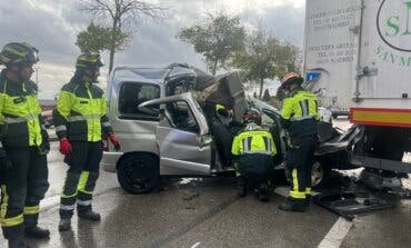 Dos heridos graves al chocar una furgoneta contra el remolque de un tráiler en Madrid 