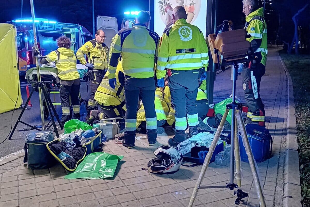 Herido grave un motorista tras chocar contra un coche y una marquesina publicitaria en Madrid 